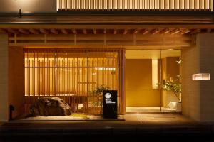 京都Agora Kyoto Karasuma的门上标有标志的建筑物入口