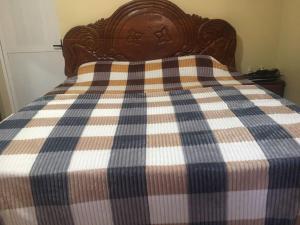 SukutaKalsa Residence的一张带蓝白毯子的床