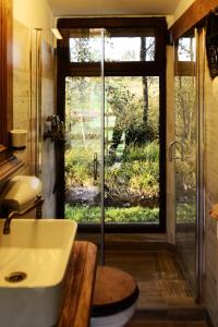 密古雷休治Timian Chalet的一间带水槽和大窗户的浴室