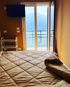 利莫内-苏尔加达Villa Castello only room的一张位于带大窗户的房间内的床铺