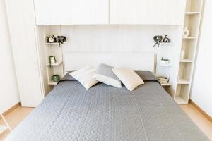 博萨Belvedere - Terrazza panoramica的一间卧室配有一张带两个枕头的床