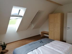 ZeutschachRiesenbauer的阁楼卧室设有床和窗户。