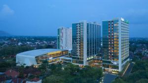 日惹阿拉纳日惹酒店与会议中心的夜城两座高楼