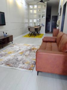CukaiAR Homestay Bukit Kuang Kemaman的带沙发和地毯的客厅