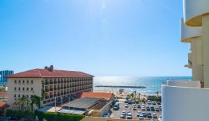 荷兹利亚Elegant Beachfront Duplex with Private Parking的享有酒店和停车场的景色