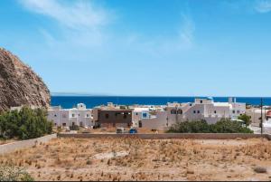 佩里萨Spiridoula Villa - Santorini Seaside Retreats的享有以大海为背景的城镇美景