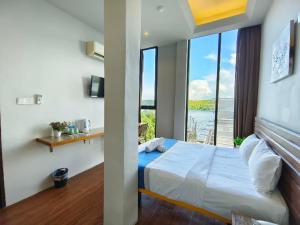 关丹Riverbank Kuantan by Glex的一间卧室设有一张床和一个大窗户