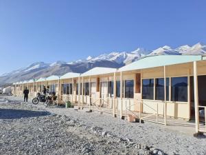 KakstetThe Ladakh Cottage Pangong, Lake View的一系列以山为背景的建筑