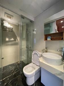 河内Maison Mackeno的浴室配有卫生间、盥洗盆和淋浴。