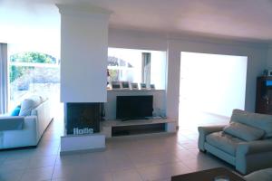 马拉加Villa Seaview Suncoast Luxury的带沙发和壁炉的客厅
