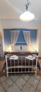 扎罗斯克拉莫斯酒店的配有床、窗帘和灯的房间