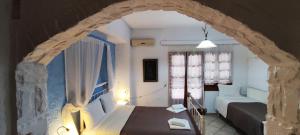 扎罗斯克拉莫斯酒店的一间卧室配有一张床,另一间卧室配有沙发。