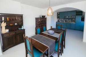 比奥格勒·纳·莫鲁Villa Unica的一间带桌子和蓝色橱柜的用餐室