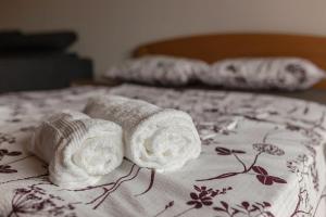伊佐拉Studio Sirena的床上的两条毛巾
