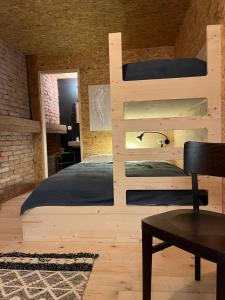 Büren an der AareBÜR的一间卧室配有一张木制双层床和一把椅子