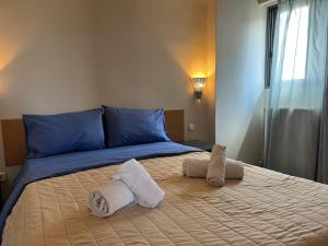 雅典Διαμέρισμα 113 4ου ορόφου στο Χαλάνδρι的一间卧室配有一张大床和毛巾