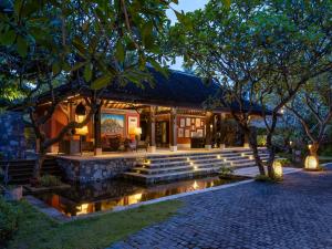 圣吉吉Sudamala Resort, Senggigi, Lombok的前面有池塘的房子