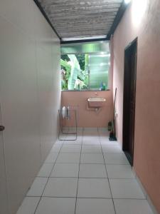安格拉杜斯雷斯Apartamento em Chácara Aconchegante的一间带水槽和镜子的浴室