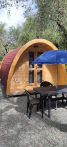 莱里奇Campeggio Gianna Golfo dei Poeti的一个带桌子和蓝伞的小帐篷