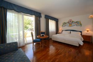 菲耶梅堡Hotel Los Andes的卧室配有1张床、1张桌子和1把椅子