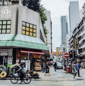 香港香港木居共享民宿近旺角站高樓層大窗戶舒適乾淨 提前30分鐘聯繫房東入住事宜的骑着自行车在繁忙的城市街道上的人