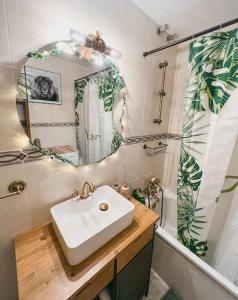 福恩吉罗拉Apartamento moderno y acogedor cerca del mar的一间带水槽和镜子的浴室