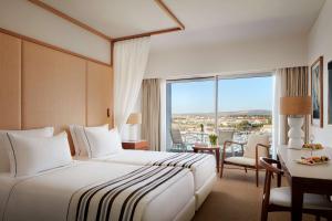 维拉摩拉维拉摩拉码头宏福酒店的酒店客房设有一张床和一个大窗户