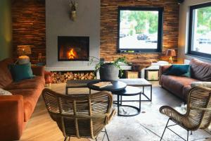 代讷坎普Papillon Country Resort的带沙发和壁炉的客厅