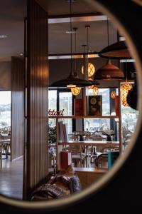 维琪奥港Le Balamina的享有带桌椅的餐厅的景色