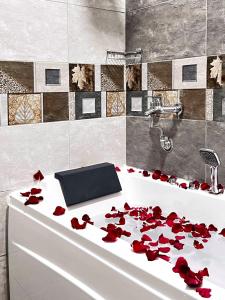 乌姆莱季SEAVIEW HOTEL的带浴缸的红色玫瑰浴室