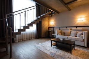 第聂伯罗苏纳米Spa酒店的带沙发和楼梯的客厅