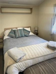 SeasalterThe Hideaway Cabin的一张床上有两个枕头的房间