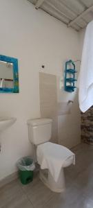 圣贝尔纳多德尔比恩托El Viejo del Mar的一间位于客房内的白色卫生间的浴室