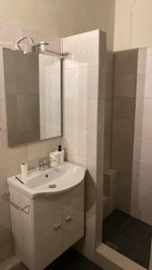 斯巴达Aggelou Apartments的浴室设有白色水槽和镜子