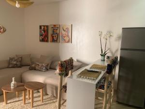 马拉喀什Cosy appartement plein hivernage的客厅配有沙发和桌子