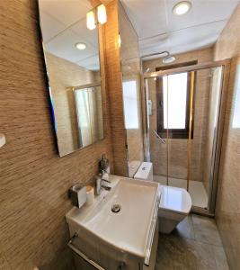 科尔多瓦DS Córdoba Centro的一间带水槽、卫生间和镜子的浴室
