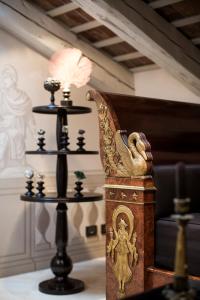 的里雅斯特七历史套房酒店的一间带椅子和一张带蜡烛的桌子的房间