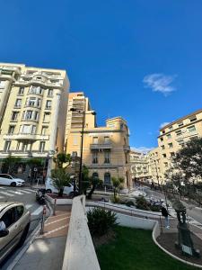 蒙特卡罗Monaco Home just 200 mt from Casinò Monte Carlo的一座有高楼和有车的街道的城市