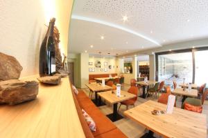 特赖斯-卡尔登Weinstube byCASTORs的一间带桌椅的餐厅以及墙上的电视