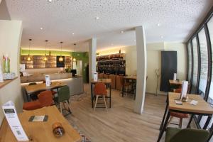 特赖斯-卡尔登Weinstube byCASTORs的一间带桌椅的餐厅和一间酒吧