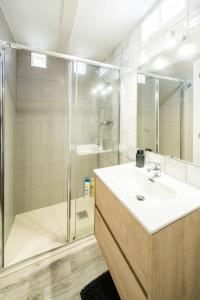 贝尼多姆Apartamento ALMA con terreno privado y parking compartido - a 800m de Playa Poniente的带淋浴、盥洗盆和淋浴间的浴室