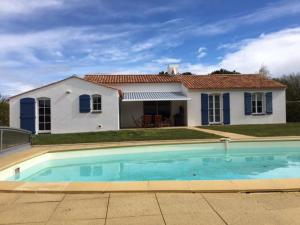 莱居永叙尔维Gite avec piscine privative的房屋前有游泳池的房子