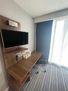 曼彻斯特快捷曼切斯特市中心假日酒店的客房设有电视和带椅子的书桌