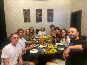 索瓦马laperla chalet villa di lusso deadsea的一群坐在桌子旁吃食物的人