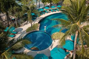 象岛象岛天堂度假村 的棕榈树度假村的游泳池景