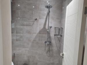 卡赞勒克Dariq的带淋浴的浴室和玻璃门