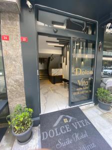 伊斯坦布尔Dolce Vita Suite Hotel的门前有标志的葡萄酒商店的门