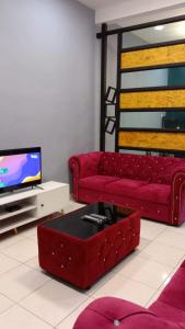 加央MAS'homestay perlis的客厅配有红色沙发和电视