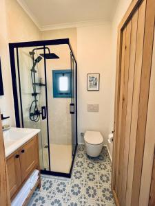 博德鲁姆Jakaranda Unique Apart的带淋浴、卫生间和盥洗盆的浴室