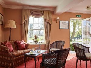 Corse科西嘉草坪别墅酒店的客厅配有沙发、椅子和桌子